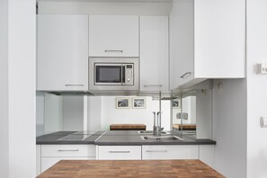 Een koelkast, een magnetron, een oven, een vaatwasser