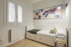 3 slaapkamers, een strijkplank/strijkijzer, gratis wifi, beddengoed