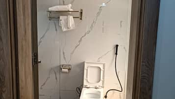 Habitación empresarial | Baño | Regadera y toallas