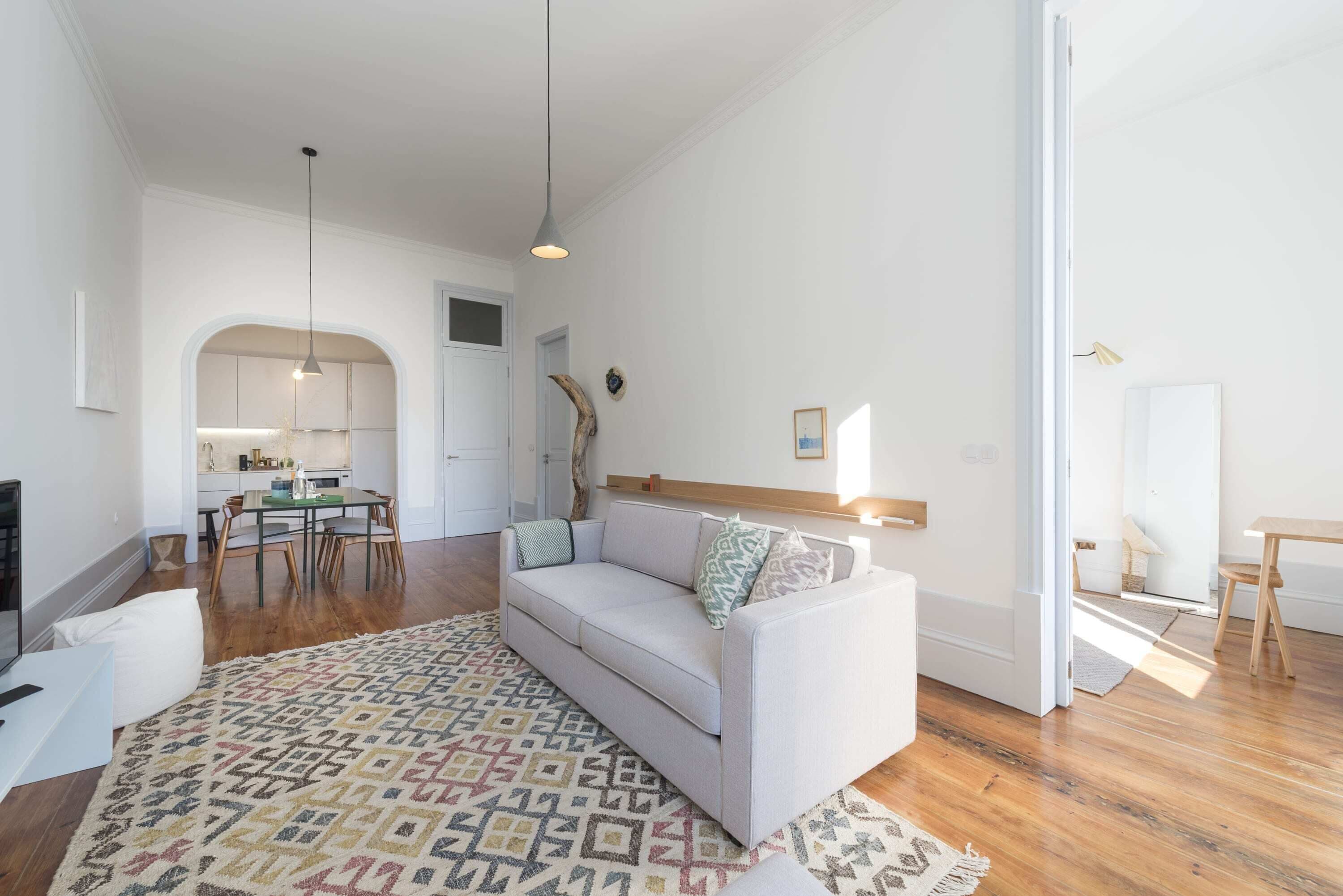 Una televisión, una oficina