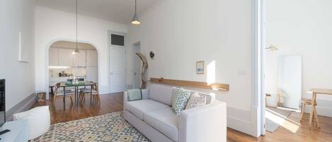 Una televisión, una oficina