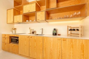 Refrigerador, microondas, parrilla de estufa y cafetera y tetera 