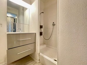 Bathroom - Charming modern studio-cabin 300m from the beach (Sète)