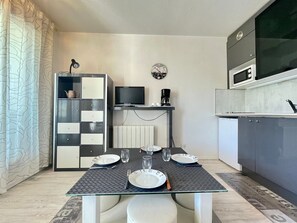 Fridge, microwave, stovetop, coffee/tea maker - Charming modern studio-cabin 300m from the beach (Sète)