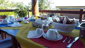 Ilmainen päivittäinen mannermainen aamiainen