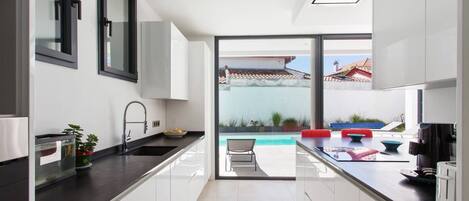 Kühlschrank, Mikrowelle, Ofen, Herdplatte