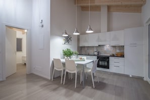Appartement, 2 slaapkamers, 2 badkamers, tuin (Castagner) | Privékeuken | Een koelkast, een oven, een kookplaat, een vaatwasser