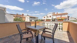 Outdoor dining - Apartment 2000/28358 (Istria - Fažana), 50m from the beach (Fažana)