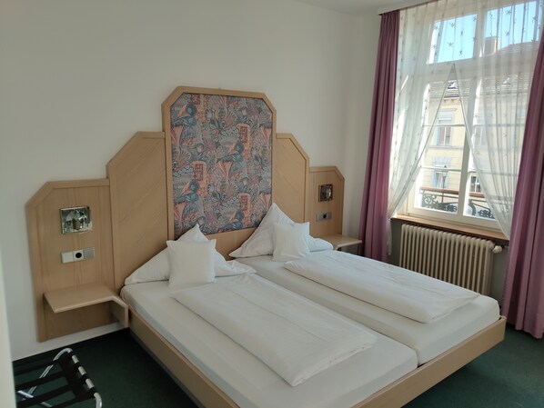 Vierbettzimmer | Zimmersafe, Verdunkelungsvorhänge, kostenloses WLAN