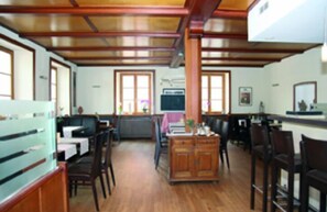 S'hi serveixen esmorzars, dinars, sopars i plats de cuina regional
