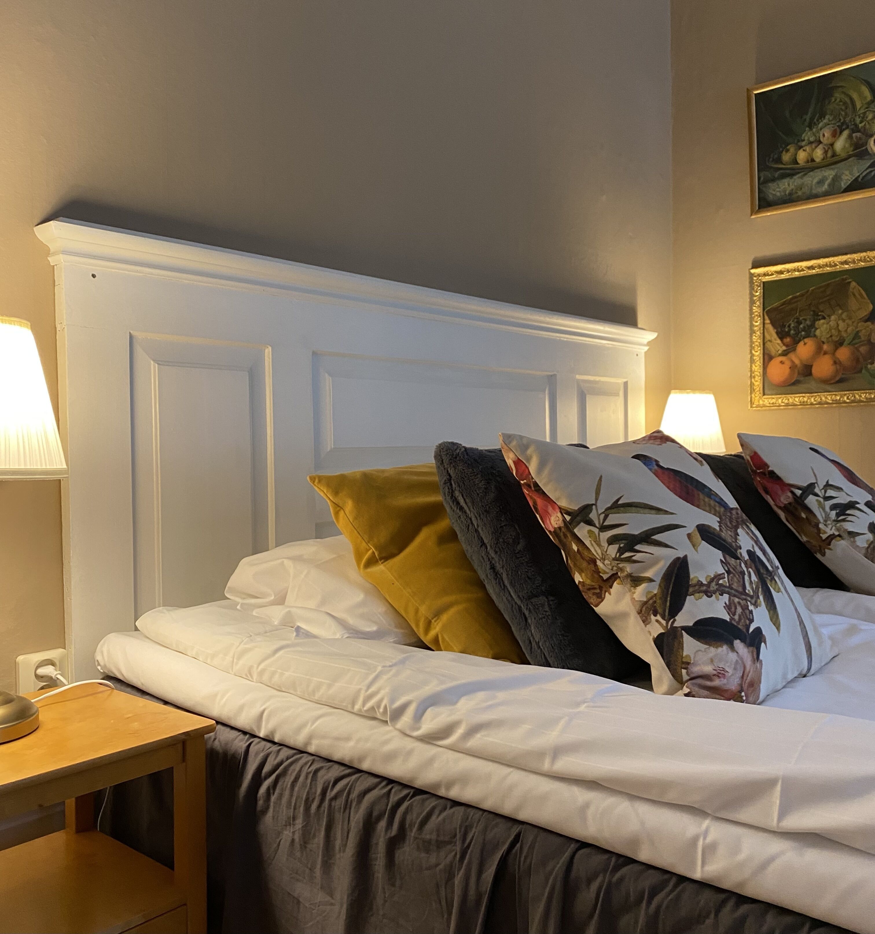 Decoración personalizada, muebles diferentes y cortinas blackout 