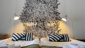 Basic tvåbäddsrum - 2 enkelsängar - icke-rökare - delat badrum | 1 sovrum, individuell inredning, unika möbler och mörkläggningsgardiner