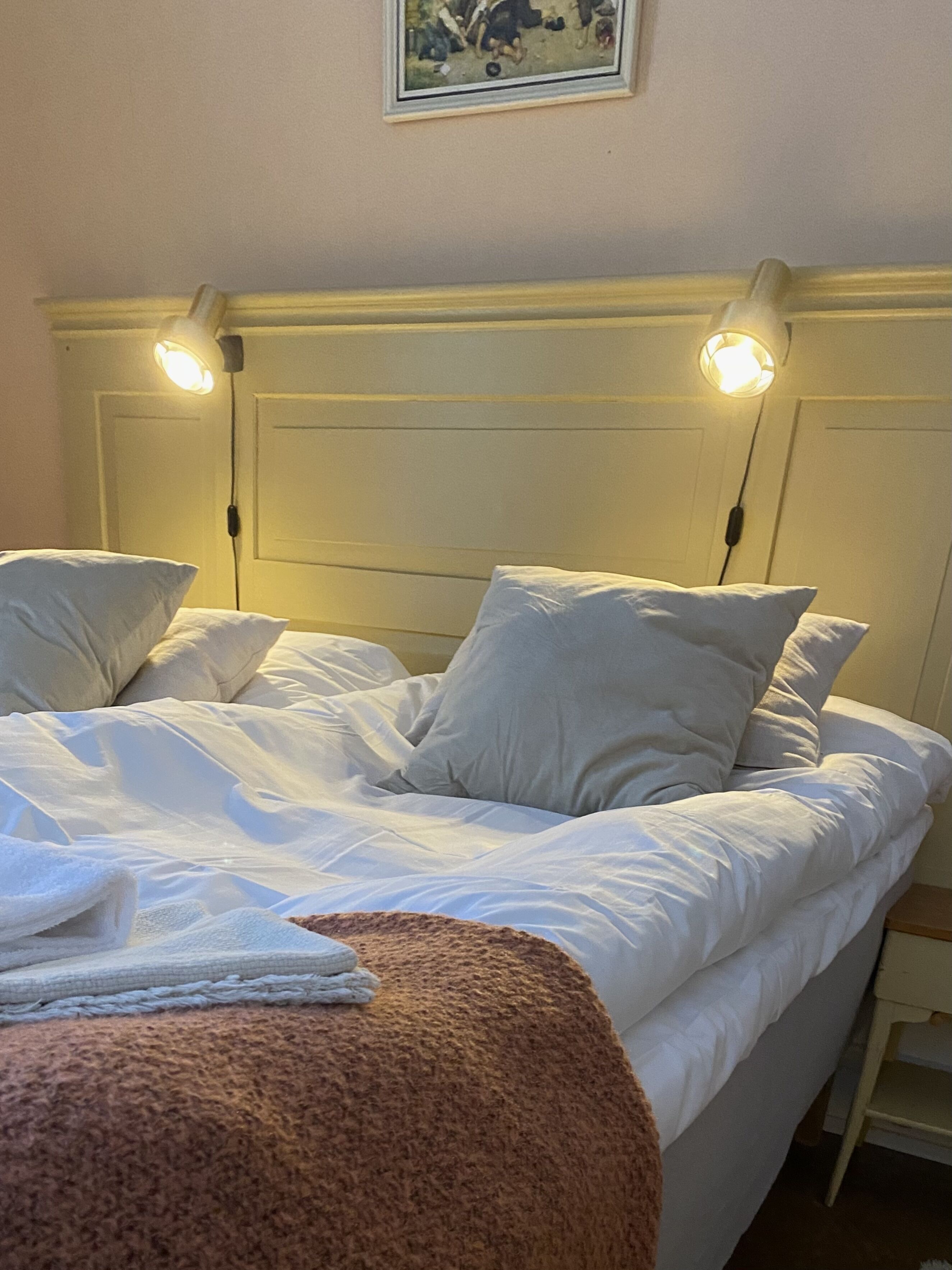 Decoración personalizada, muebles diferentes y cortinas blackout 