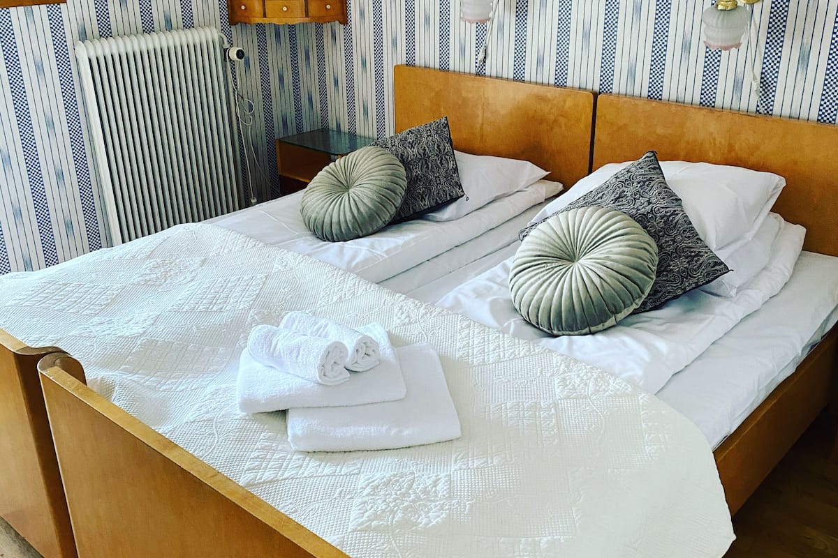 basic twin room, 2 single beds, non smoking, shared bathroom | 1 bedroom, individually decorated, individually furnished