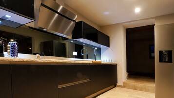 Een koelkast, een magnetron, een oven, een kookplaat