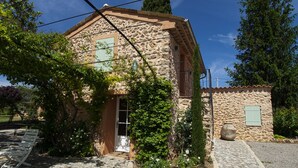 A stone building with a door and window, surrounded by greenery and a clear sky. - Magical: Completely renovated farmhouse in the middle of an olive grove (Cotignac)