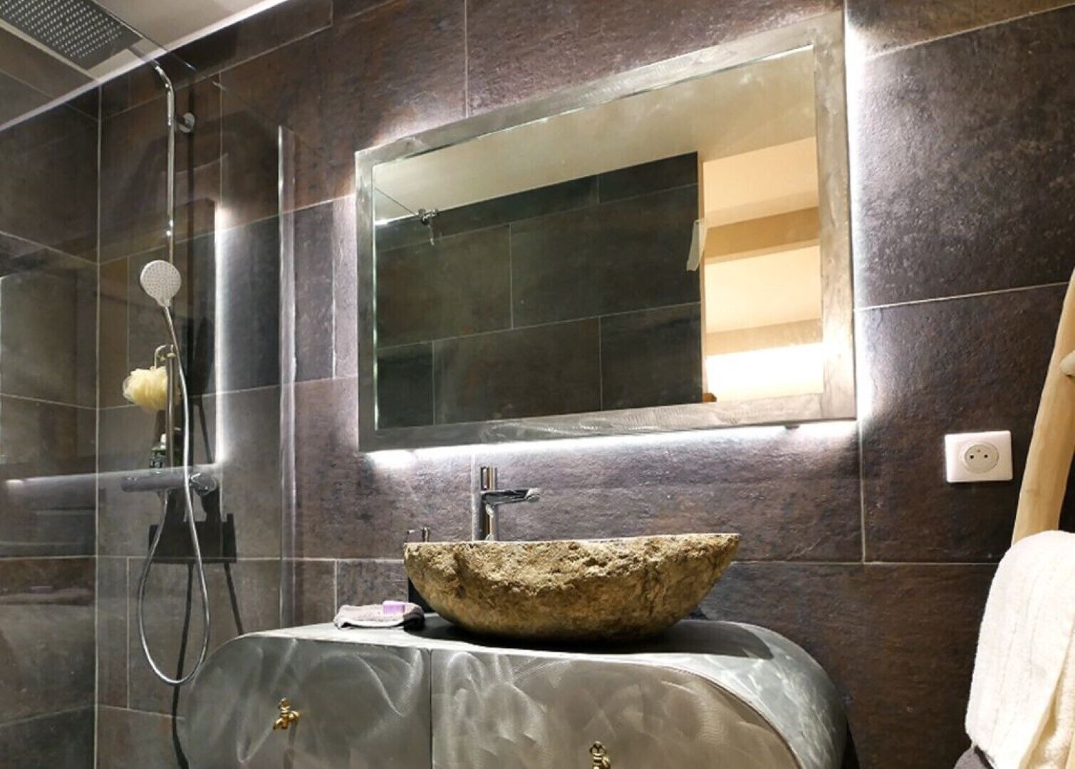 Douche, sèche-cheveux, savon