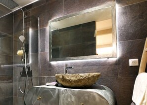 Douche, sèche-cheveux, savon