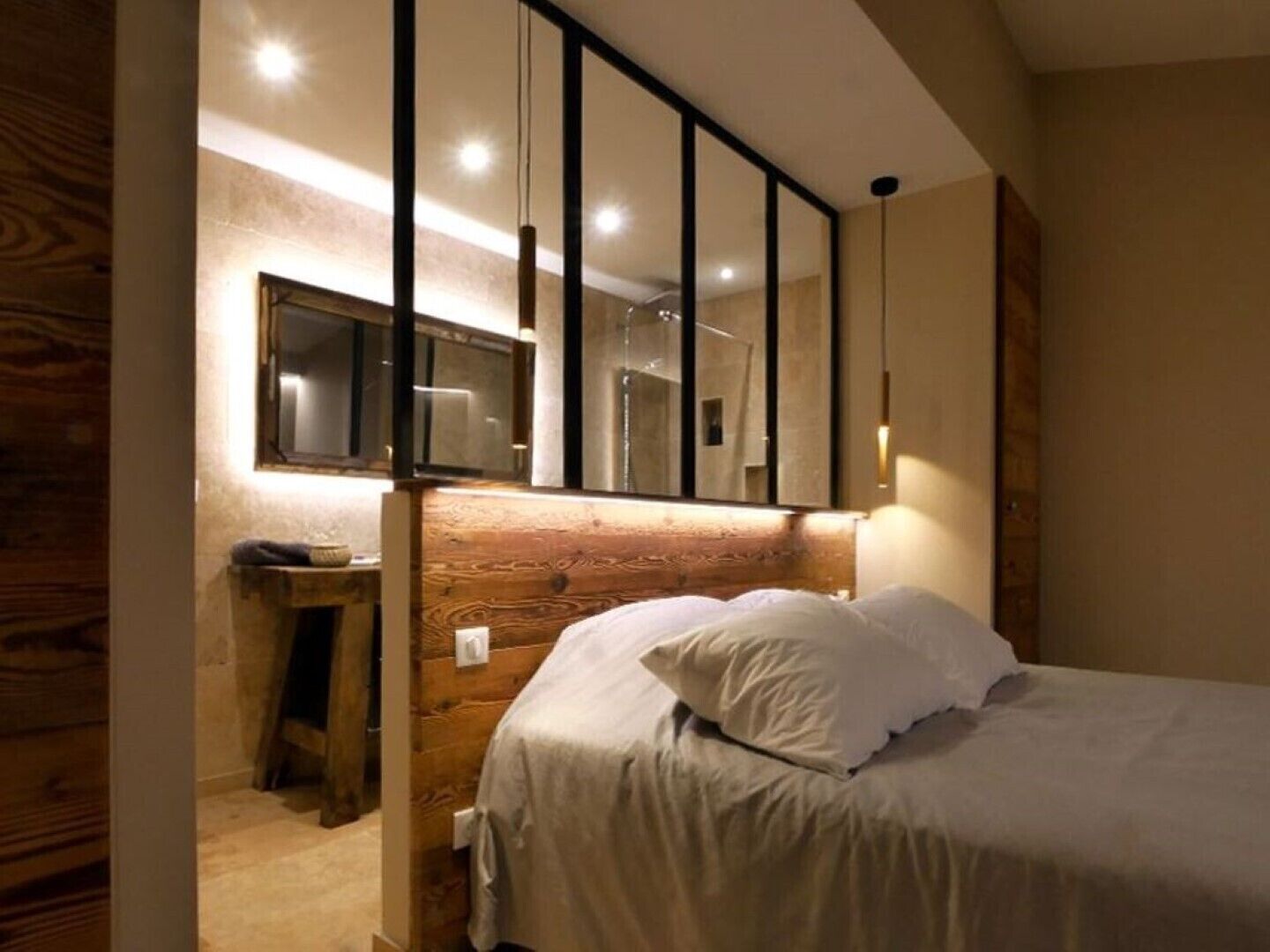 6 slaapkamers, een strijkplank/strijkijzer, reisbedje, gratis wifi