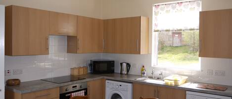 Refrigerador, microondas, horno, placa de cocina
