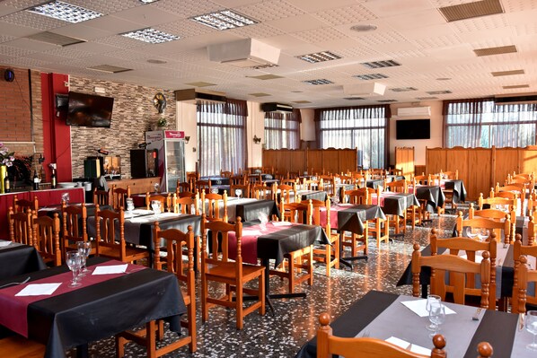 Daily continental breakfast (EUR 4.50 per person)