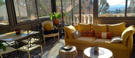 Televisie, boeken en een stereo