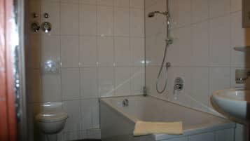Apartment | Badezimmer | Badewanne und Dusche (separat), Haartrockner, Handtücher