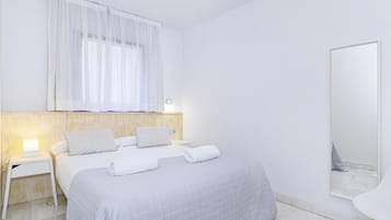 2 slaapkamers, een strijkplank/strijkijzer, internet, beddengoed