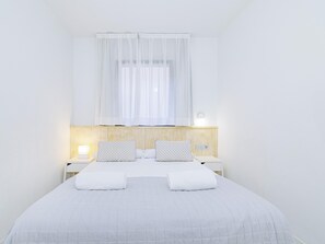 2 slaapkamers, een strijkplank/strijkijzer, snel internet, beddengoed