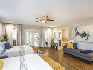 3 Schlafzimmer, Schreibtisch, Bügeleisen/Bügelbrett, Reisekinderbett