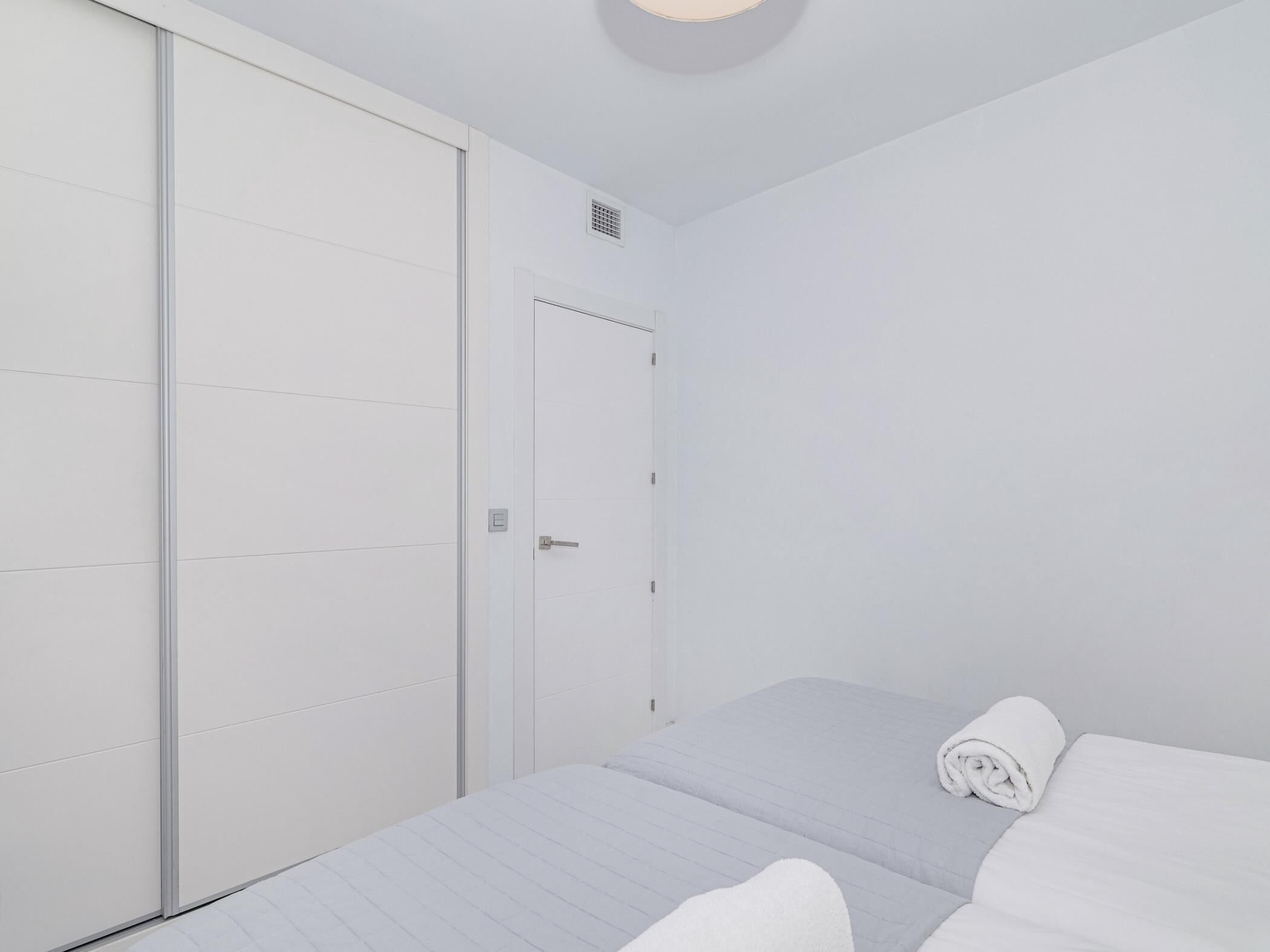 1 chambre, fer et planche à repasser, Internet, draps fournis