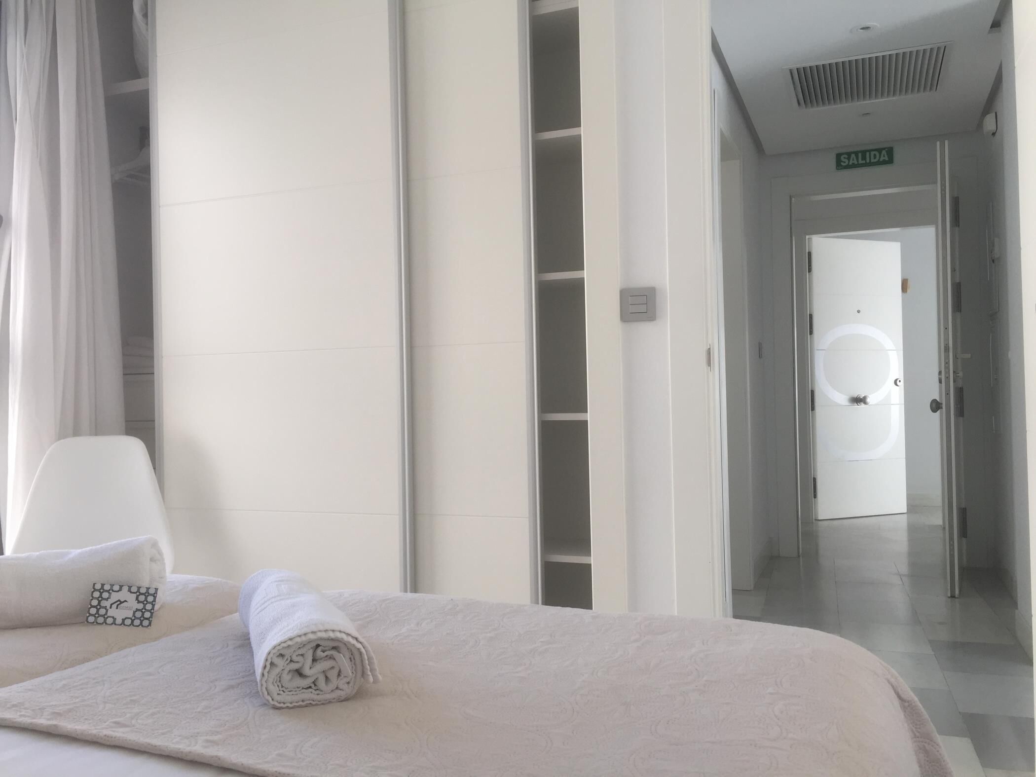 1 slaapkamer, een strijkplank/strijkijzer, internet, beddengoed