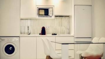 Réfrigérateur, micro-ondes, cafetiÚre/bouilloire, grille-pain