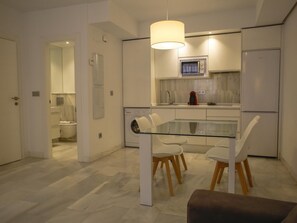 Kjøleskap, mikrobølgeovn, kaffetrakter/tekoker og brødrister