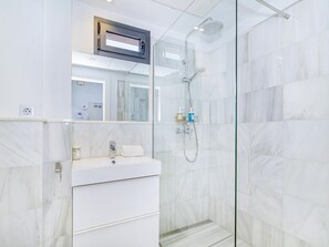 Baignoire, séchoir à cheveux, serviettes fournies