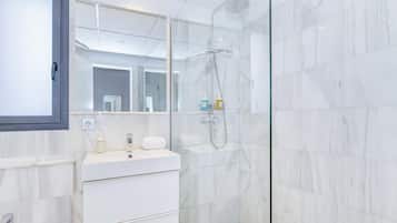 Een douche, een haardroger, handdoeken