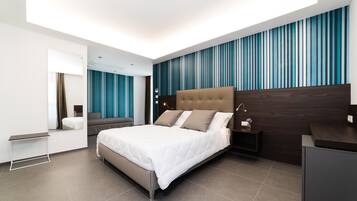 Un dormitorio moderno con una cama grande, una mesita de noche y un espejo.