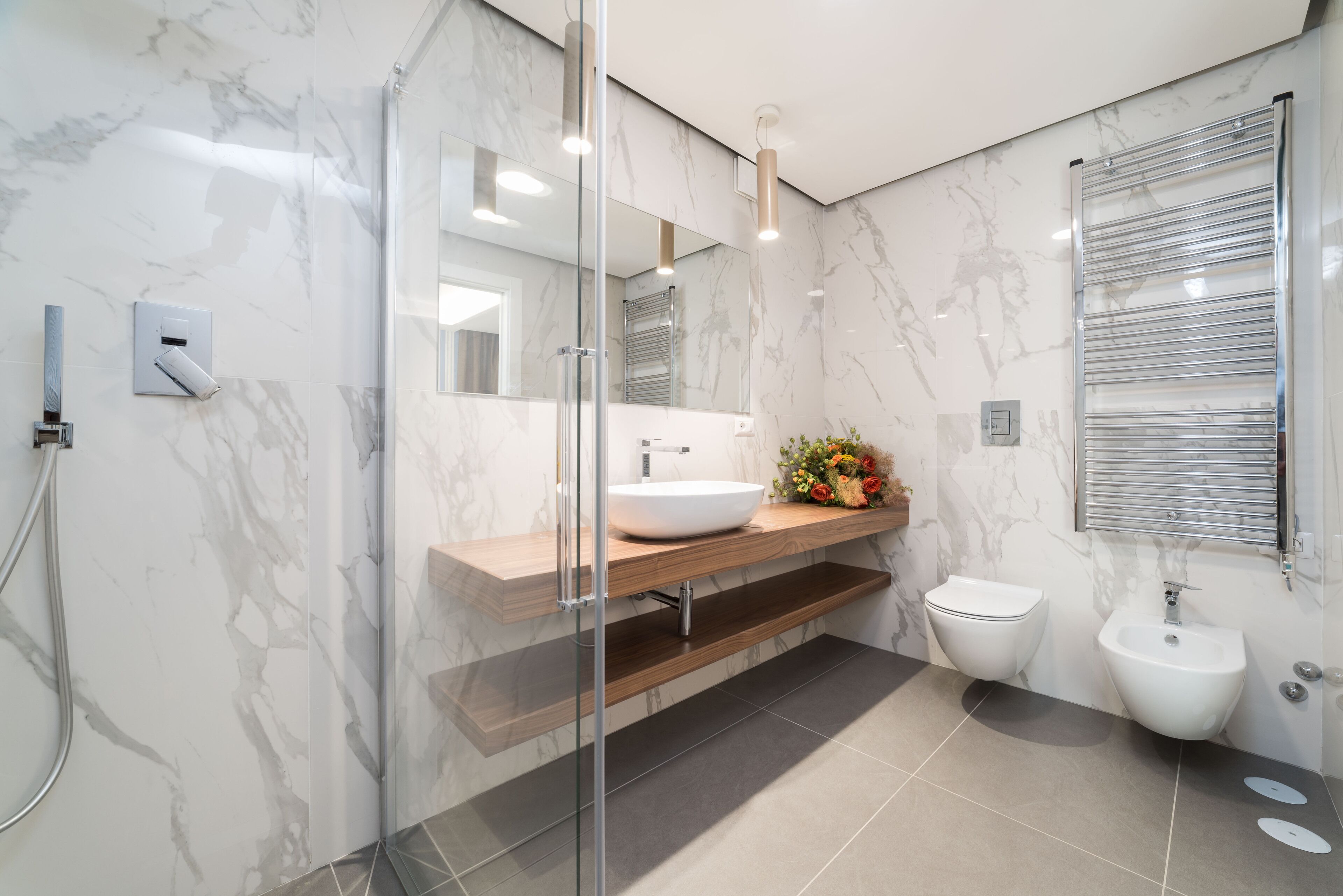 Deluxe-Dreibettzimmer | Badezimmer | Dusche, Regendusche, kostenlose Toilettenartikel, Haartrockner