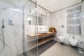 Deluxe Triple Room | Bathroom - Likò Resort (Nocera Inferiore)