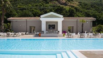 Piscine extérieure (ouverte en saison), parasols de plage