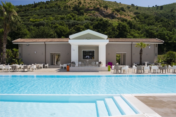 Piscine extérieure (ouverte en saison), parasols de plage