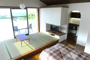 Kamar Twin Deluks (Yanbaru Green, Japanese Western Style) | Area keluarga | TV layar datar dan pemutar DVD