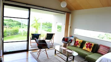 Kamar Twin Deluks (Kouri Blue Twin) | Ruang keluarga | TV layar datar dan pemutar DVD