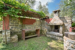 BBQ/picnic Area - Podere Rosso Baccarà - Bed & Breakfast (Monsummano Terme)