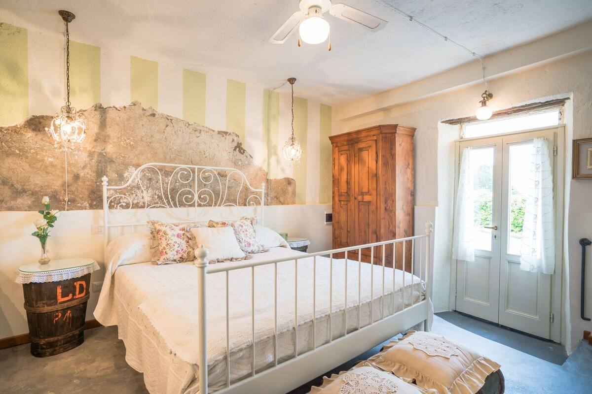 Blackout curtains, free WiFi, bed sheets