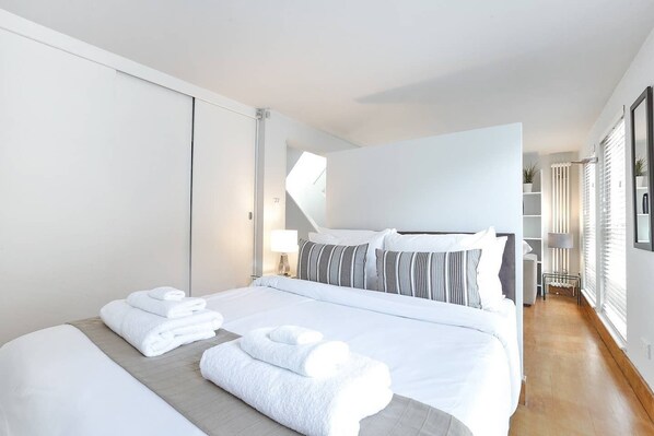 Appartement, 2 slaapkamers | 2 slaapkamers, verduisterende gordijnen, een strijkplank/strijkijzer