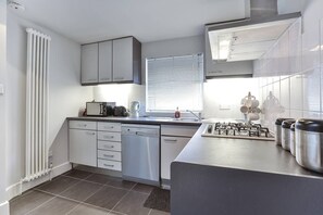 Appartement, 2 chambres | Cuisine privée | Réfrigérateur, four à micro-ondes, un four, surface de cuisson
