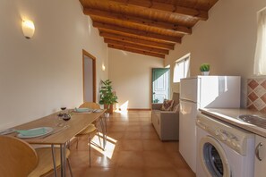 Refrigerador con freezer, microondas, horno, placa de cocina