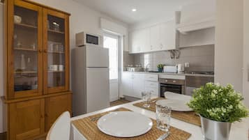 Departamento, 1 habitación | Cocina privada | Refrigerador con congelador, microondas, tetera eléctrica y tostadora
