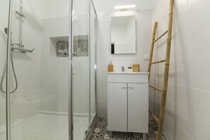 Apartment, 1 Bedroom | Bathroom | Towels - A37 - Casa Alferes in Downtown Lagos (Lagos)